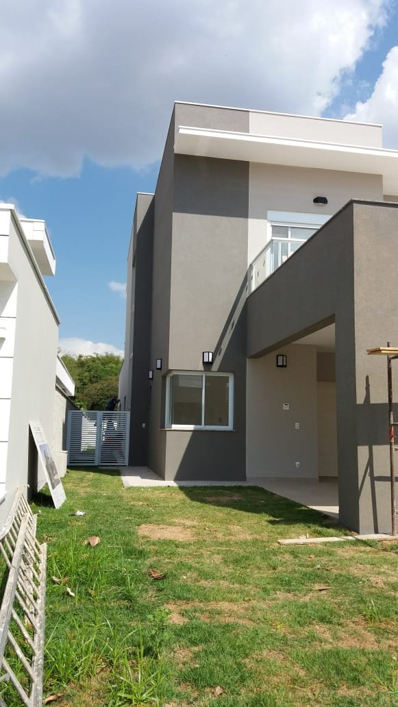 Casa residencial moderna com fachada cinza